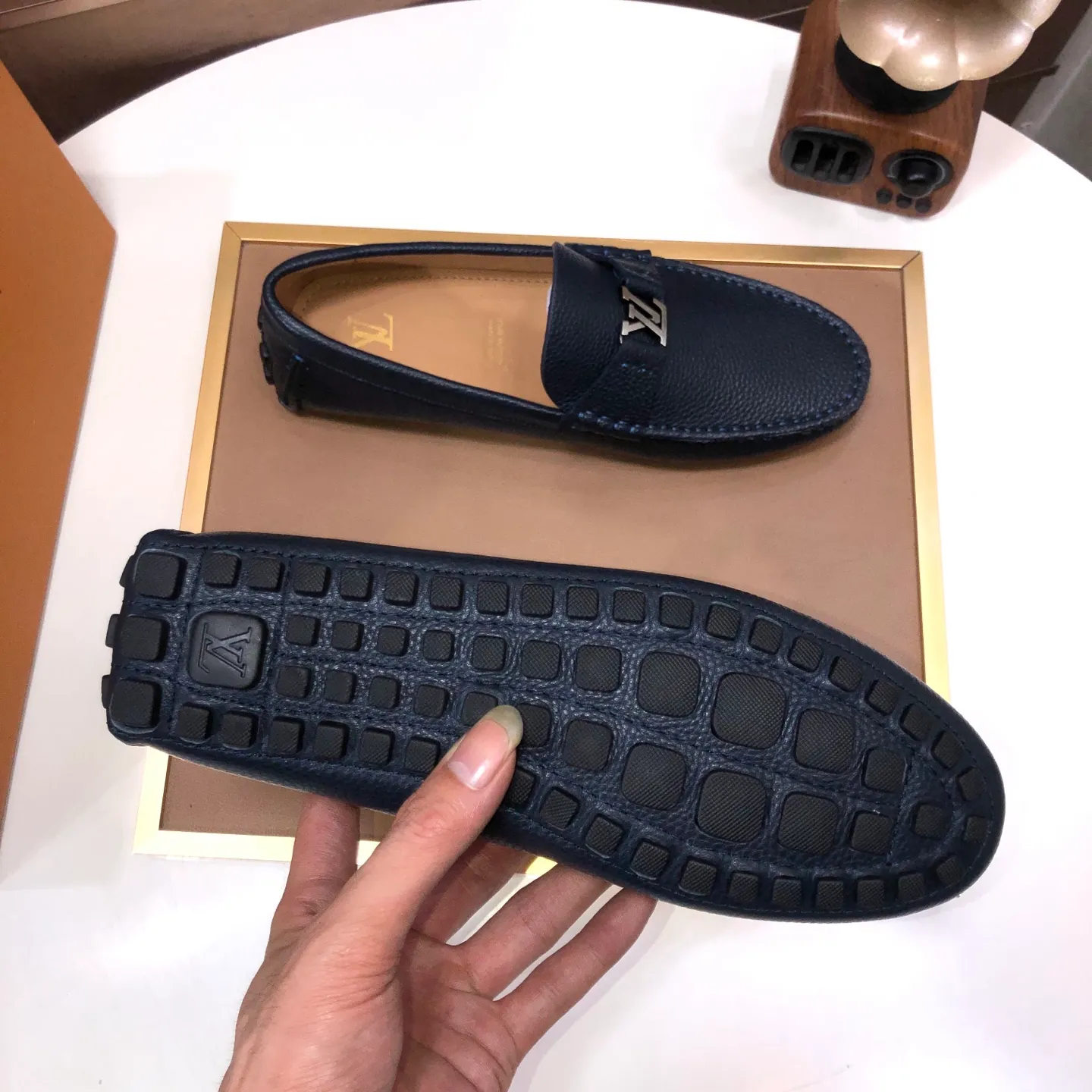 Men's men's shoes 💰420💰 [LV Doudou shoes] (water-dyed cowhide lining) new model is on the market, available on the official website. The new Doudou shoes are processed into single-color materials, and the uppers are made of imported cowhide material. The body of the shoe is fully hemmed with mark thread, and is lined with imported original cowhide leather. The elegant shoe shape is super suitable for all-matching, and the size is 38-44.